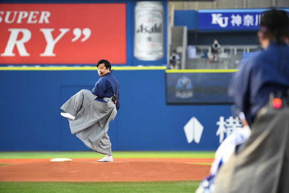 【画像・写真】すゑひろがりず「死ぬほど緊張」ハマスタで始球式登場「公式コメントは100点でお願いします」