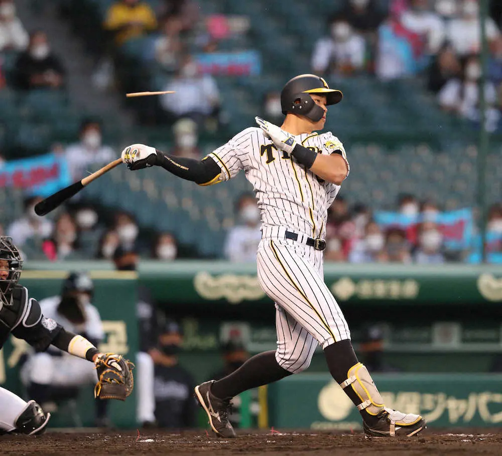 【画像・写真】阪神・佐藤輝　持ち前のパワー発揮で交流戦初安打　バット折りながらも打球は二塁手の頭上越える