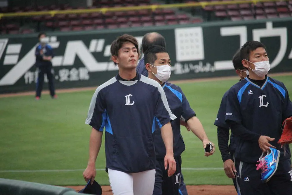 【画像・写真】西武・今井が全体練習で頭部に打球受けるアクシデント　病院で「異常なし」の診断