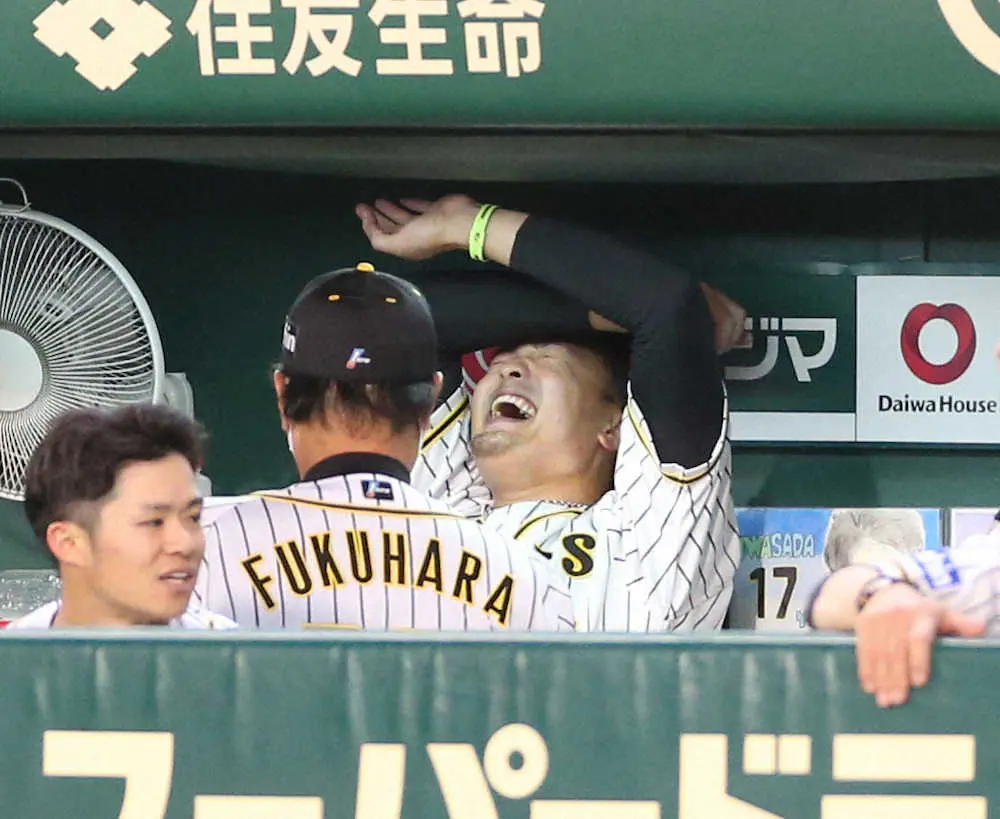 【画像・写真】阪神・矢野監督　“実質完全試合”ペースの秋山を絶賛「安心して見ていられた」
