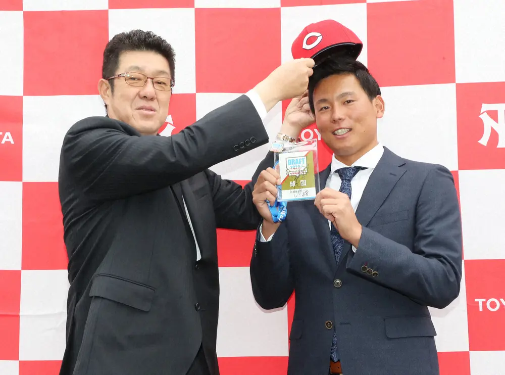 【画像・写真】昨年の広島ドラフト指名あいさつで佐々岡監督（左）に帽子をかぶせてもらう１位指名の栗林（トヨタ自動車）