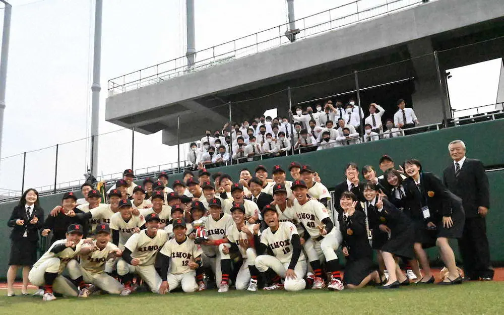 東都大学野球2部リーグで優勝を決め、笑顔の日大ナイン