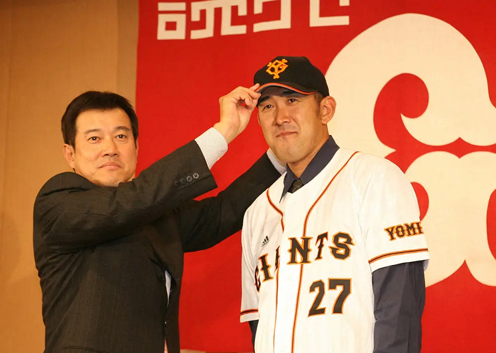 06年 巨人 原辰徳監督 左 に巨人の帽子をかぶらせてもらう横浜からfa宣言した門倉健投手 スポニチ Sponichi Annex 野球