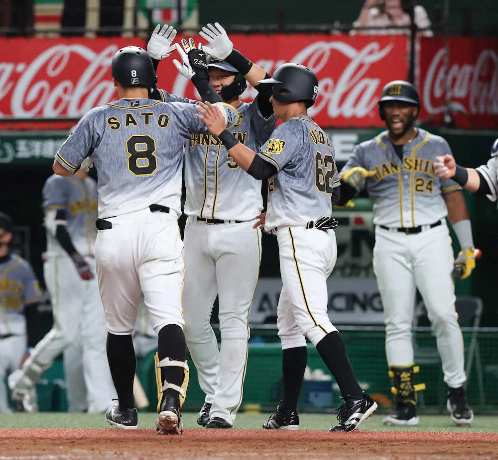 【画像・写真】走る阪神　佐藤輝の「圧巻」3本塁打で、両リーグ最速の30勝到達