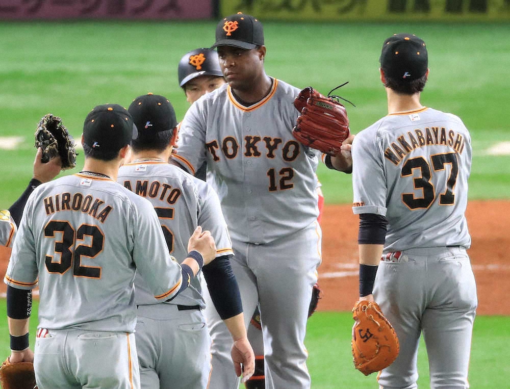 ソ 巨 ソフトバンクに勝利し タッチを交わすデラロサ 中央 撮影 吉田 剛 スポニチ Sponichi Annex 野球