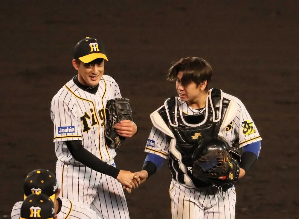 【画像・写真】昨年11月11日、阪神最後のマウンドを終え梅野と握手を交わす能見（撮影・後藤　正志）