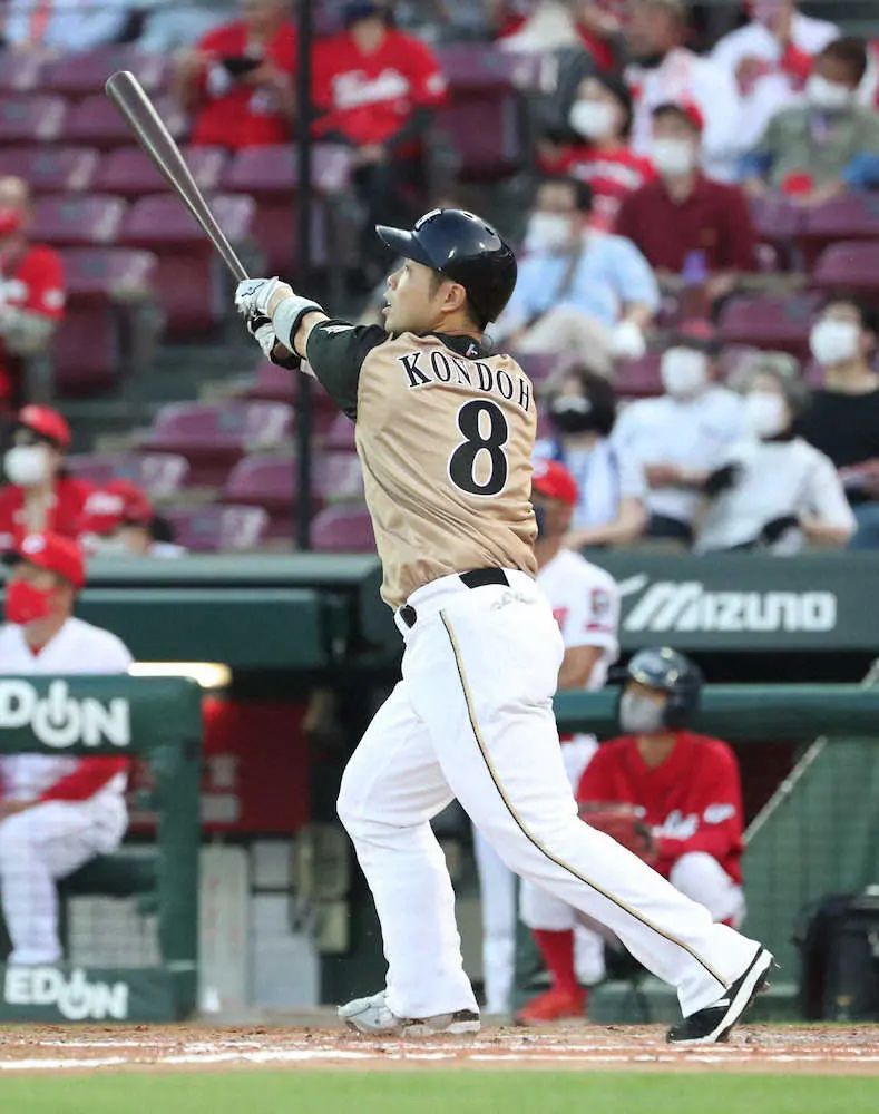 【画像・写真】日本ハム・近藤　軸足に自打球後、守備から交代　1本塁打含む2安打も