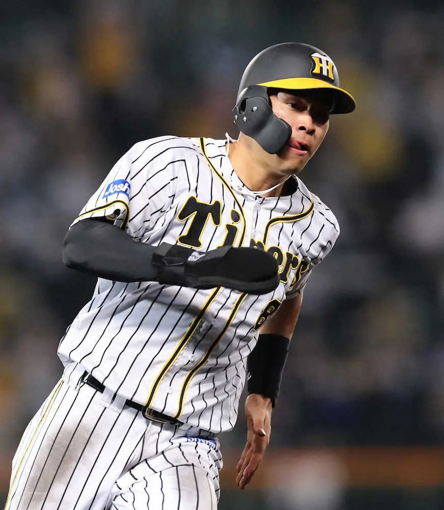 【画像・写真】超人サトテル現る!?正体は転ばぬ先の走塁ガード　阪神・佐藤輝も流行アイテム着用