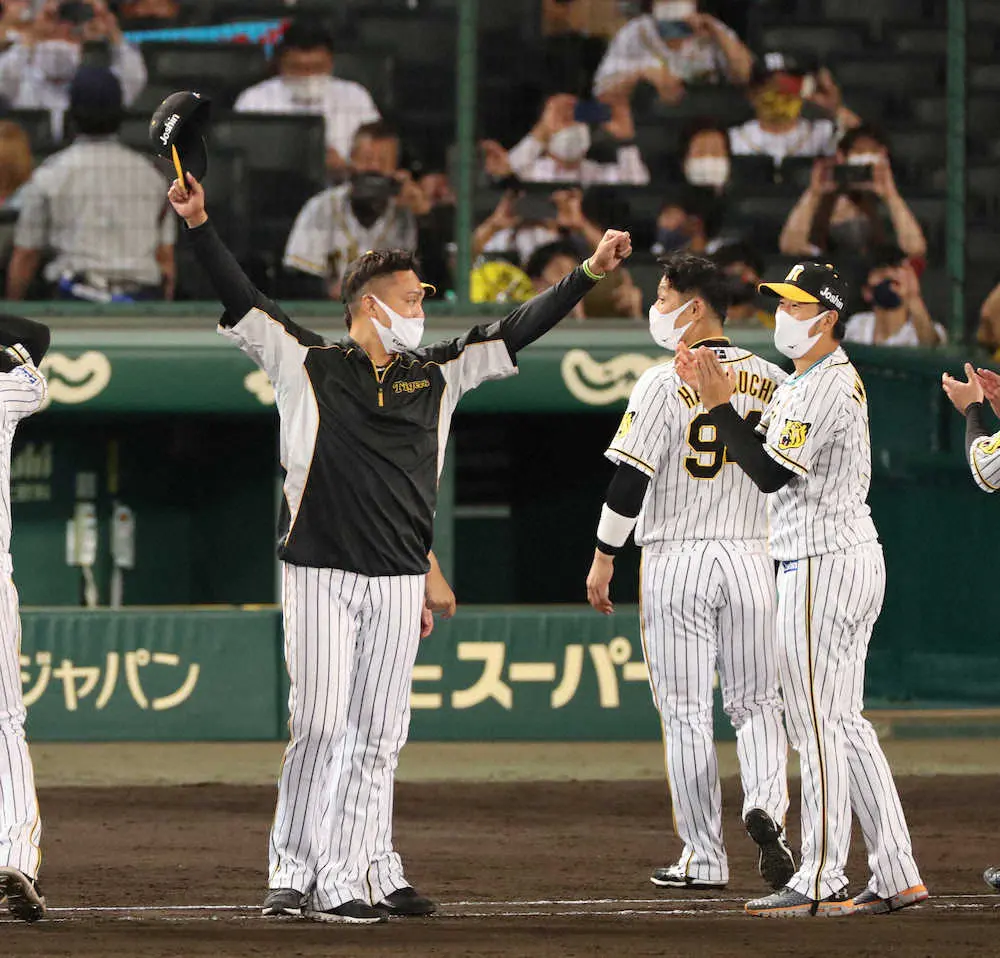【画像・写真】阪神　ヒーローの北條がお立ち台でまさかの“失策”　先発の秋山が“救援”し甲子園は爆笑