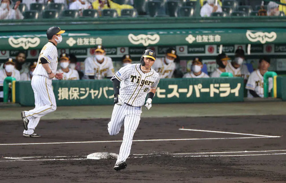 ＜神・オ（3）＞2回無死、阪神・佐藤輝は右中間にソロ本塁打を放ち、一塁を回る（撮影・坂田　高浩）
