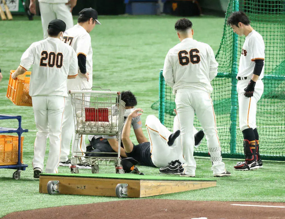 【画像・写真】巨人・後藤コーチ、打撃投手中に頭部に打球が当たる　大事に至らず全体練習でノック打つ