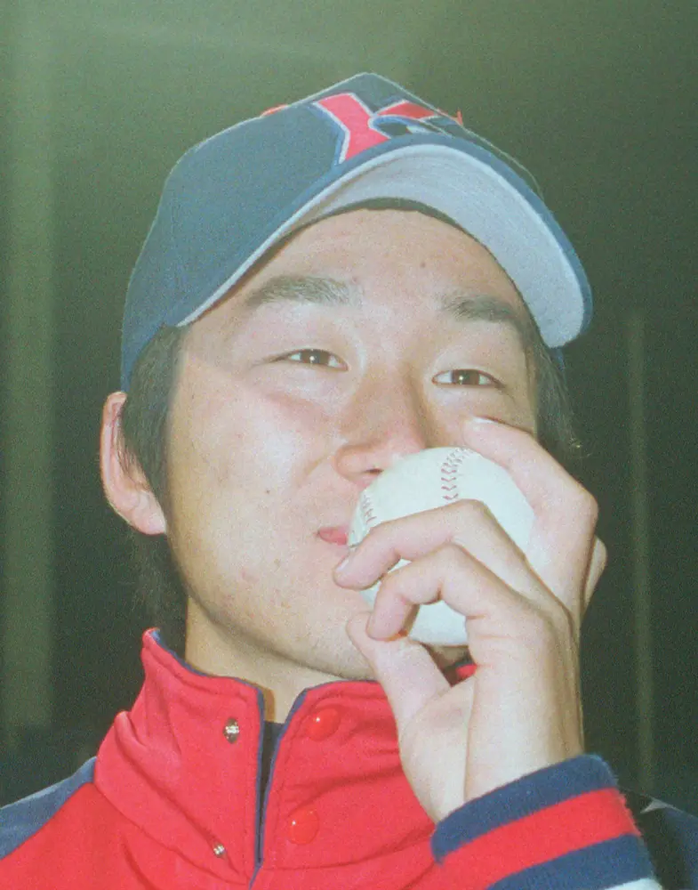 2002年4月4日、広島戦でプロ初勝利を飾り、ウイニングボールにキスをするヤクルト・石川