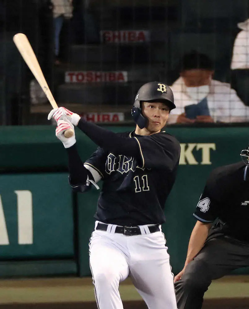 3日の阪神線で、山崎福は二塁打を放つ（撮影・坂田　高浩）