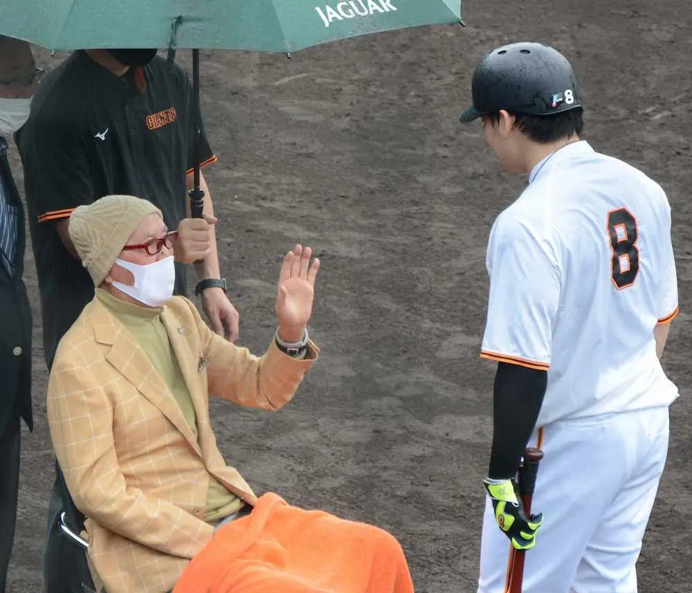 【画像・写真】巨人・長嶋終身名誉監督がG球場をサプライズ訪問　不調の丸に助言「良くなっているし心配ない」