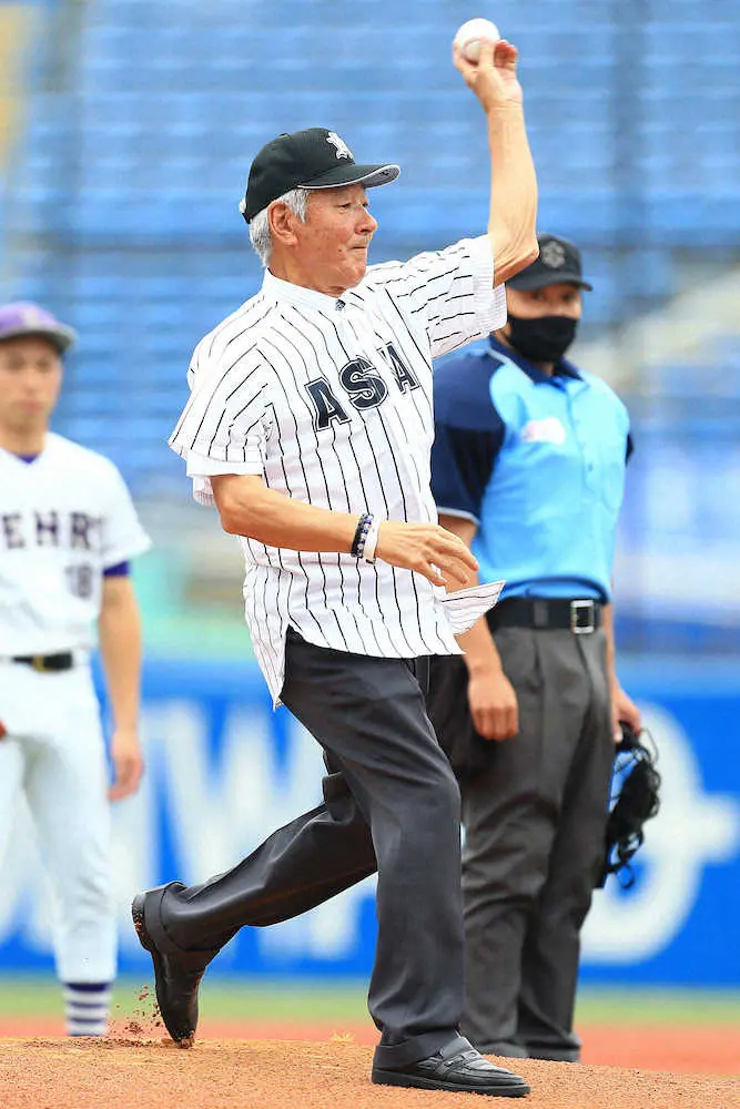 【画像・写真】全日本大学選手権　山本和行氏が始球式　神宮のマウンドに「昔を思い出しました」
