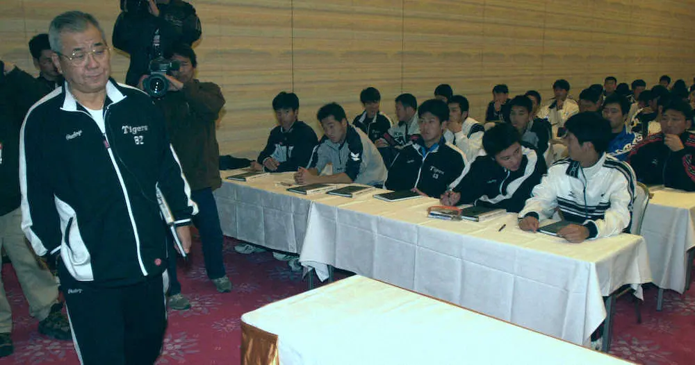 00年、春季キャンプのミーティングで野村監督（左）の話を聞く阪神ナイン