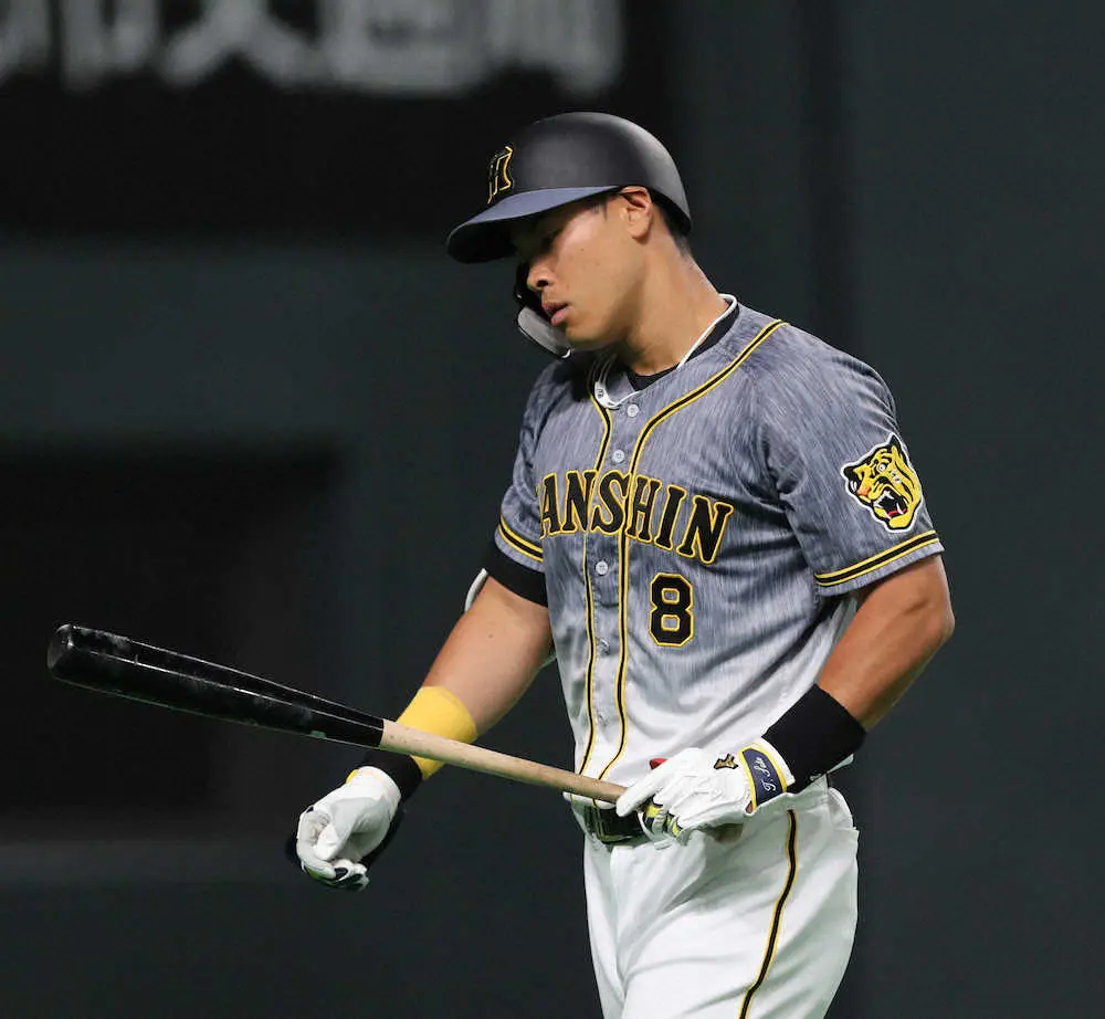【画像・写真】K、K、K…で、またもK　阪神・佐藤輝　プロ初の1試合4三振　阪神ファンはため息交じり