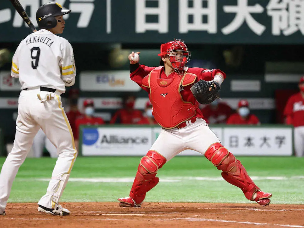 【画像・写真】広島・栗林のために！　登板21試合目で初の1試合複数被安打　バック一丸で無失点記録つないだ
