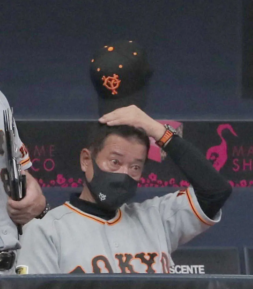 【画像・写真】巨人　岡本和の一発でノーノー逃れるも3連敗　前夜は山岡に12三振、この日は宮城に13三振