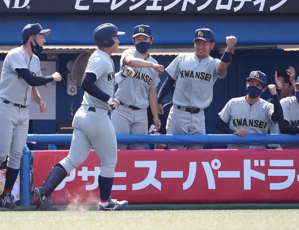 ＜全日本大学野球選手権　国際武道大・関西学院大＞8回1死一塁、左中間に2ラン本塁打を放った関西学院大・石井（左から2人目）はナインから出迎えられる（撮影・郡司　修）