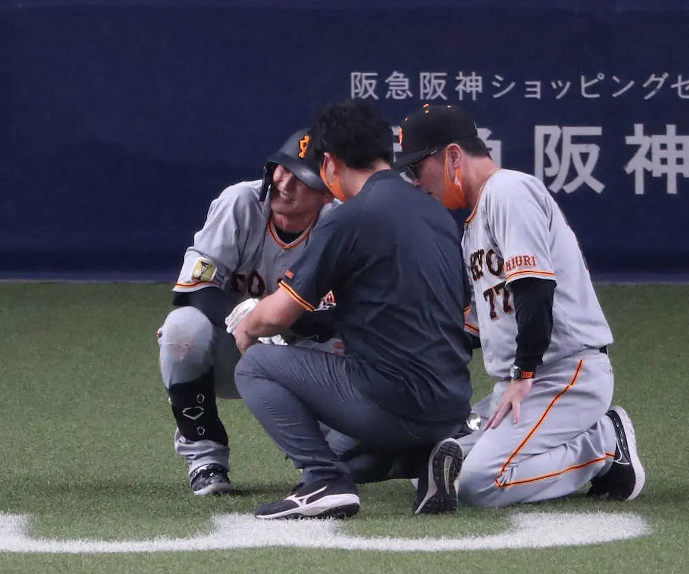 【画像・写真】巨人・吉川　初回いきなり負傷交代　オリックス先発・山崎福から左手に死球受ける