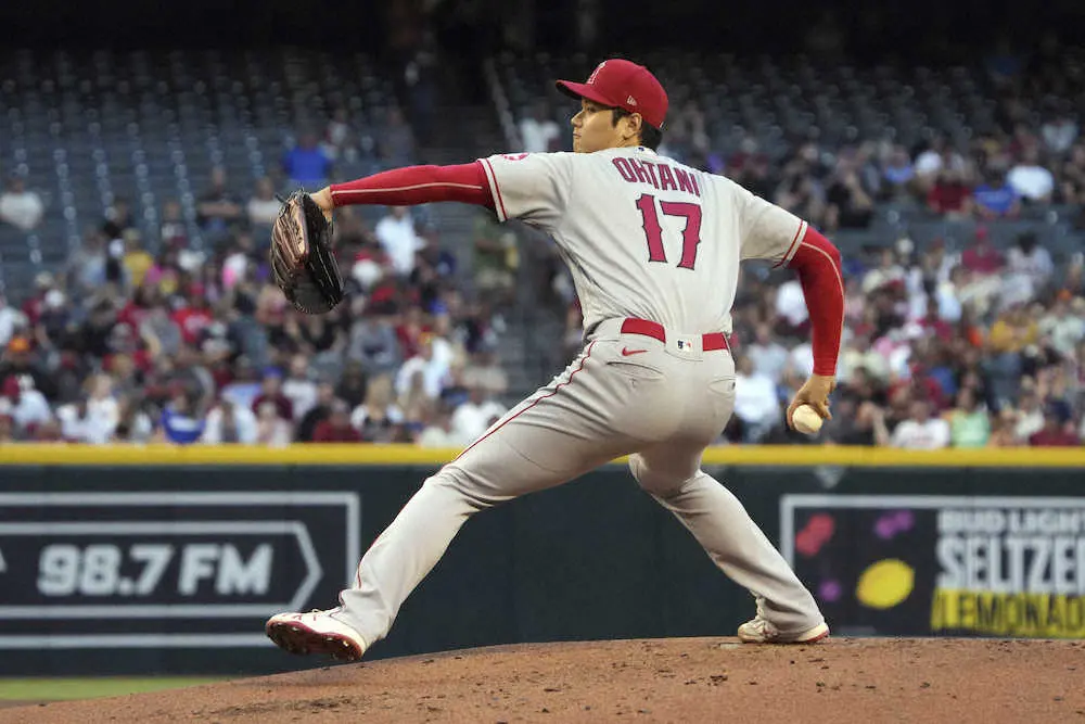【画像・写真】大谷　三刀流　3勝目の権利を得て降板後は右翼守備へ　5回2失点　3回には自打球にもん絶も適時打