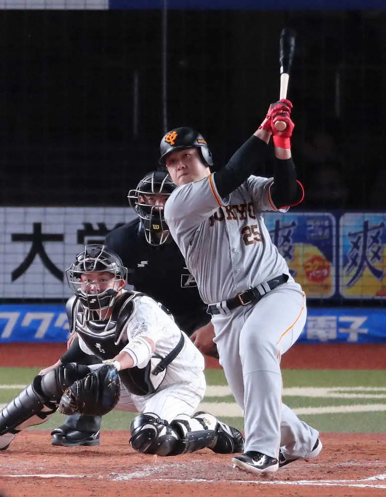 【画像・写真】巨人・岡本和、坂本主将復帰祝砲　バックスクリーン右へ特大17号で試合決めた
