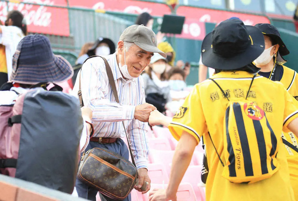 ＜楽・神（2）＞試合後、ファンとグータッチをかわす阪神・佐藤輝の祖父・勲さん　（撮影・白鳥　佳樹）
