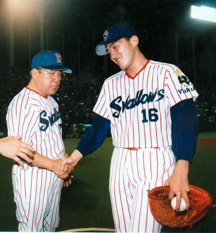 ヤクルト・野村監督と握手する石井一久投手（1998年撮影）
