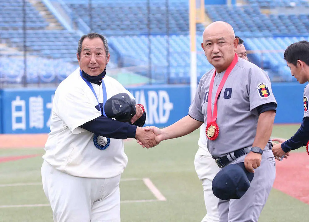 【画像・写真】慶大4度目頂点に堀井監督「よくやってくれた」　11年JR東で都市対抗V、“勝利を知る男”就任2年目