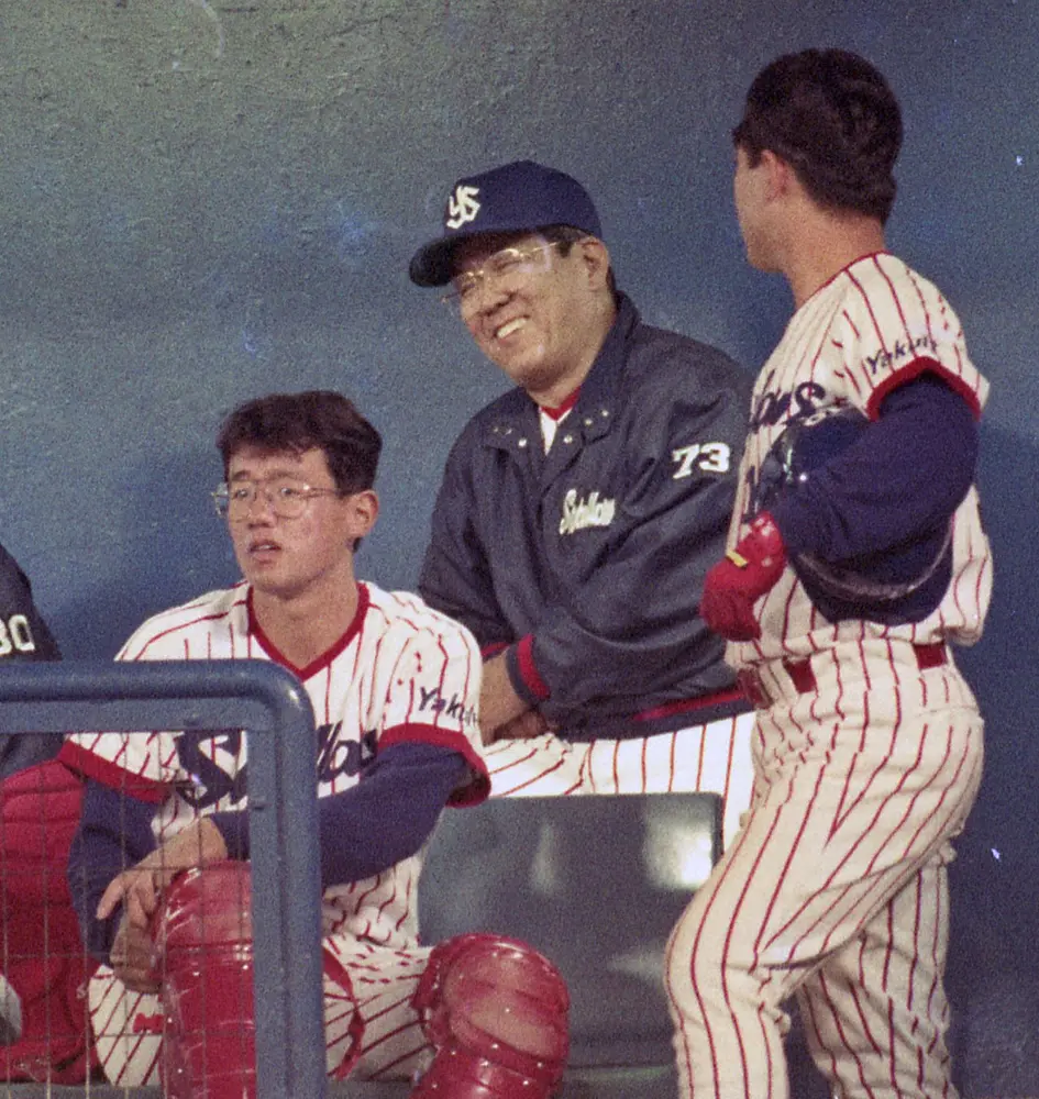 1991年、ベンチで笑顔を見せる野村克也監督（中）と、古田敦也氏（左）