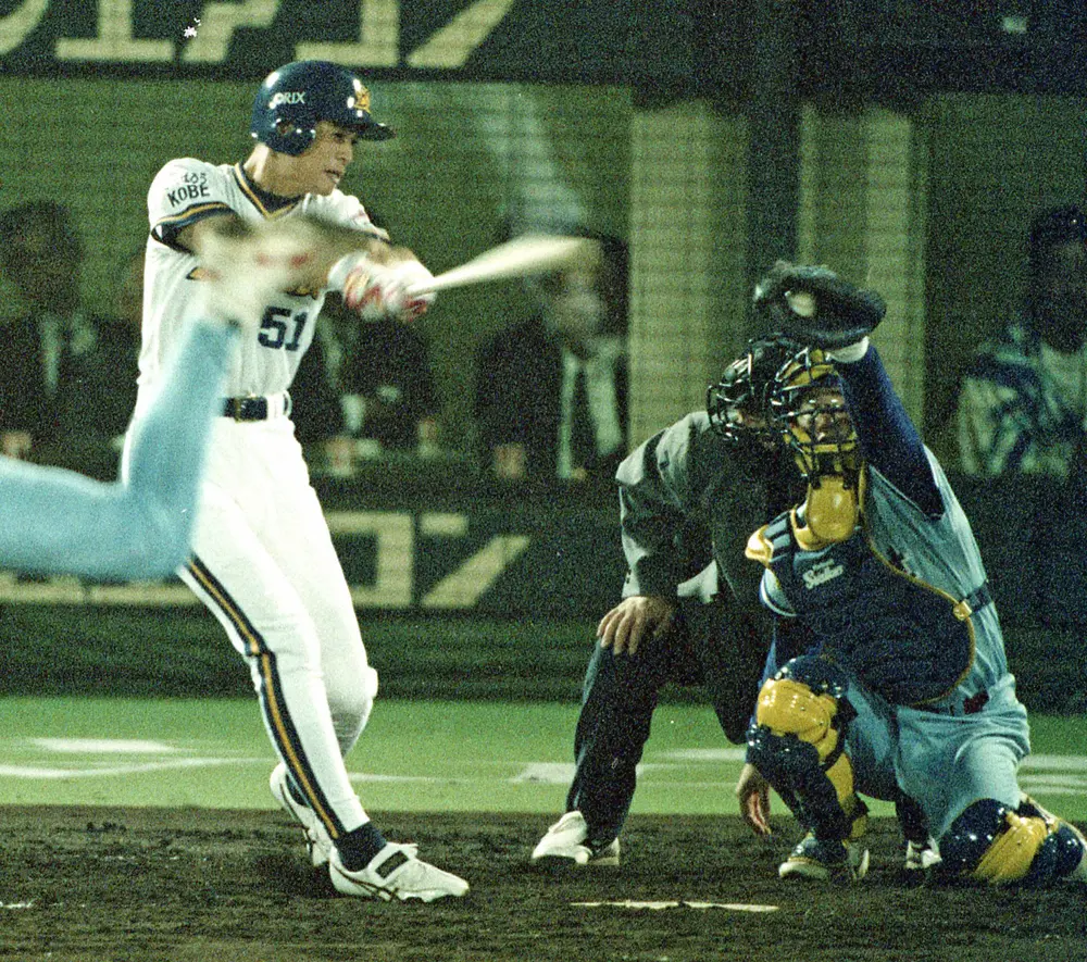 【画像・写真】1995年の日本シリーズ第1戦の、3回裏2死無走者で三振に倒れたイチロー(鈴木一朗)氏。捕手は古田敦也氏