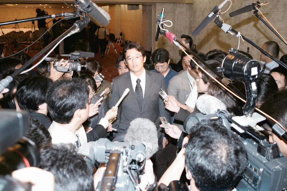2004年のプロ野球協議・交渉委員会を終え、大勢の報道陣に囲まれるヤクルト・古田敦也選手会長（中央）