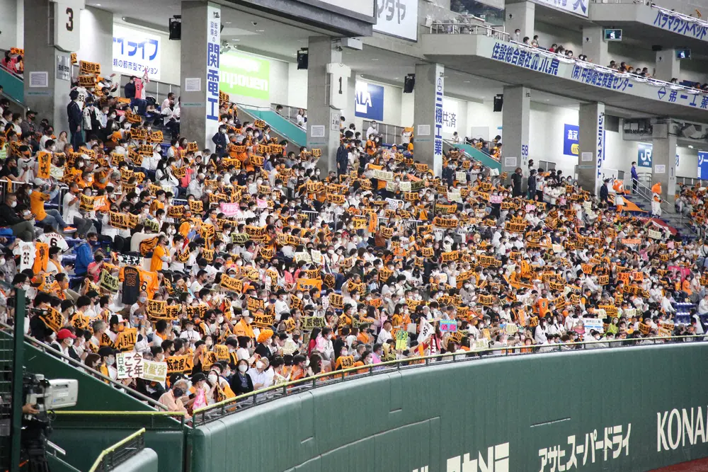 応援歌に合わせタオルなど応援グッズを掲げる東京ドームの巨人ファン