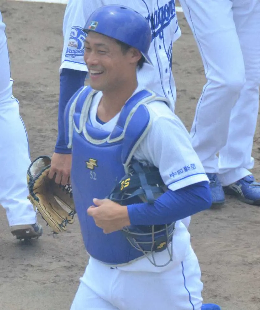 ウエスタン・リーグ広島戦の試合前練習で笑みを浮かべる加藤匠馬