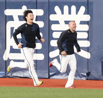 ポール間をダッシュする山崎福 左 と宮城 撮影 平嶋 理子 スポニチ Sponichi Annex 野球