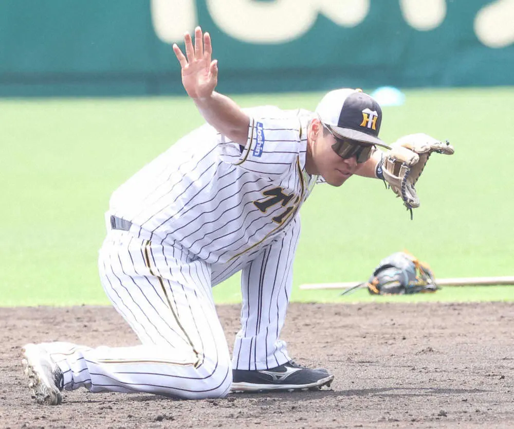 打球を避けておどけたポーズを見せる佐藤輝 撮影 北條 貴史 スポニチ Sponichi Annex 野球