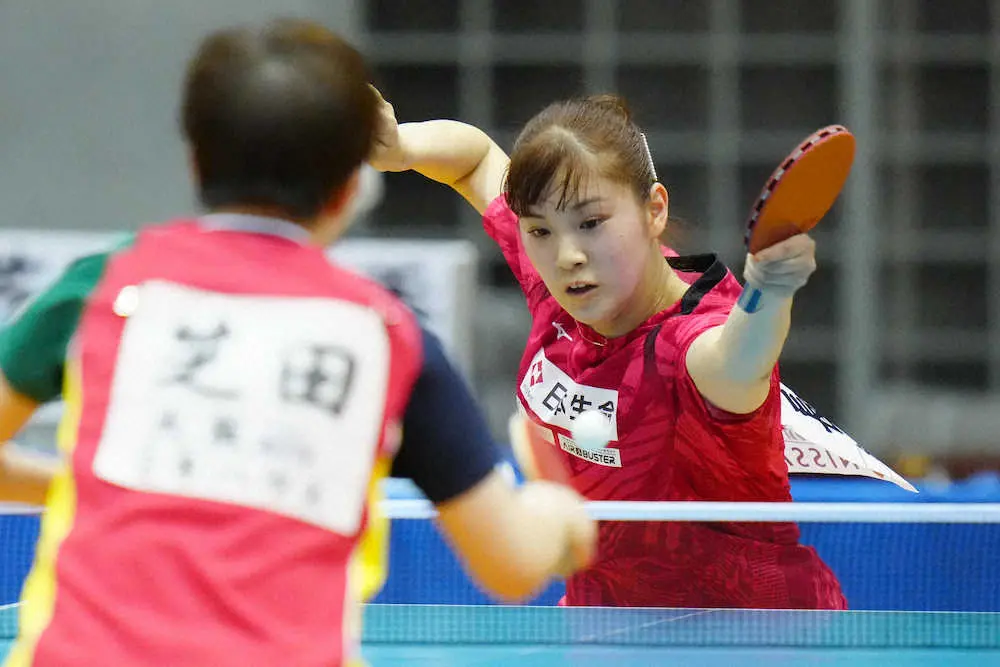 【画像・写真】＜2021アジア卓球選手権ドーハ大会日本代表選手選考合宿2日日＞女子決勝トーナメント3位決定戦、芝田（左）と打ち合う長崎（撮影・会津　智海）
