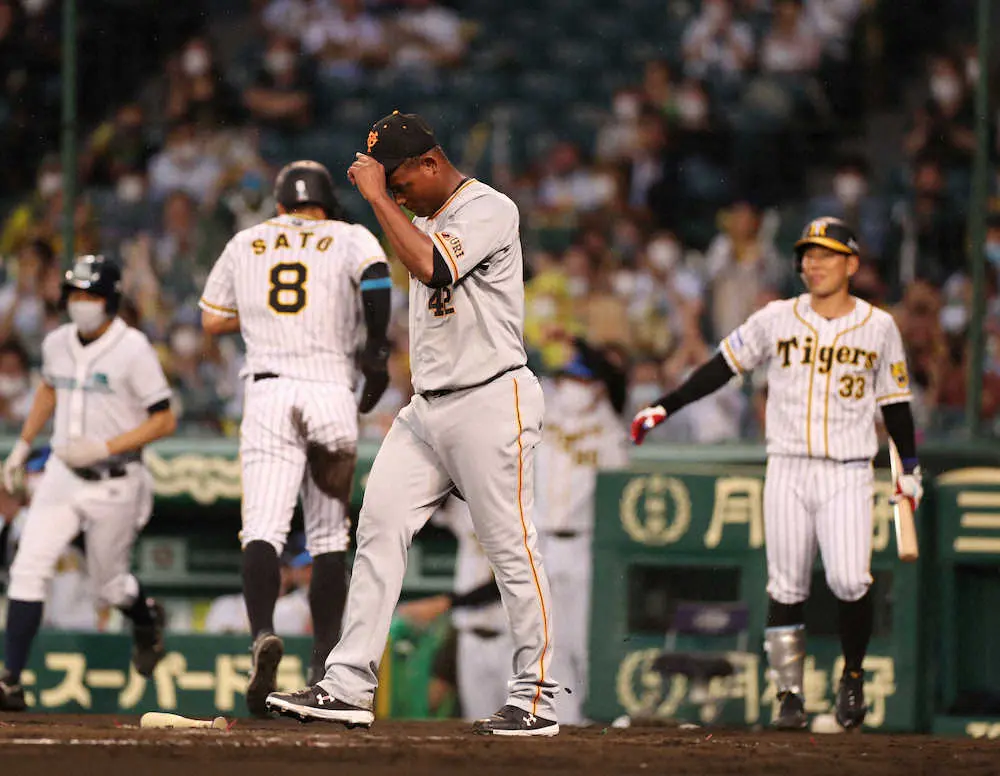 【画像・写真】あぁ巨人…7差で追う阪神相手にメルセデス6失点降板　3回無死満塁で救援、田中豊は2球目で満弾浴びる