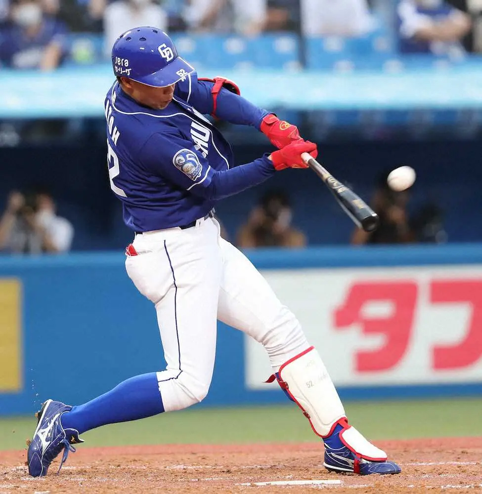 【画像・写真】中日・加藤翔　史上初2球団初打席初球弾！妻、3歳息子が観戦の東京での試合で見せた