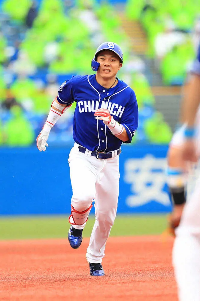 【画像・写真】中日　大島様！様！　2打席連続で逆転打「良いところに飛んでくれた」　2回に次ぎ4回も殊勲打