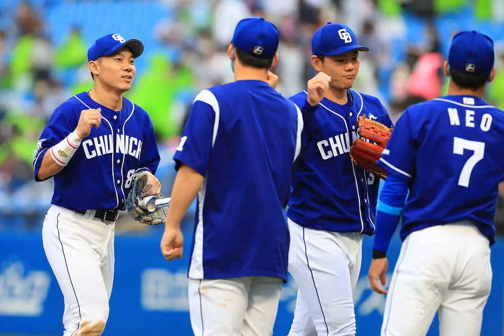 【画像・写真】中日・与田監督　2度の逆転打放った大島に最敬礼「あの得点が非常に楽になった」
