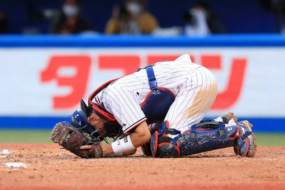 【画像・写真】ヤクルト中村　ファウルがマスクを直撃し途中交代