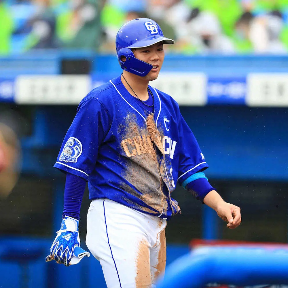 【画像・写真】中日・高橋周が照れ笑い　本塁送球なかったが頭から生還「アウトになると思ったので必死でした」
