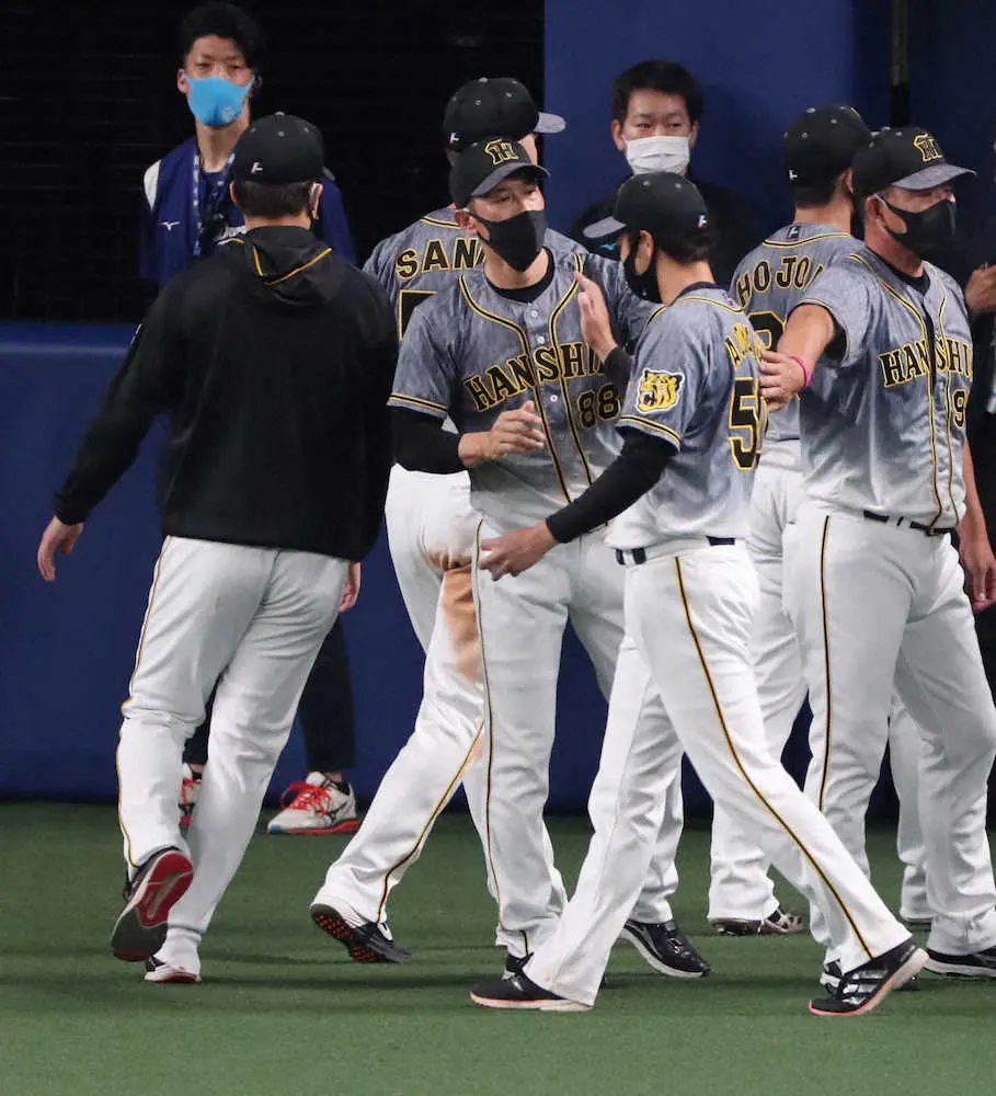 【画像・写真】阪神・矢野監督　活躍した虎の「五輪三銃士」にスマイル　青柳、岩崎好投に、梅野は攻守で勝利貢献
