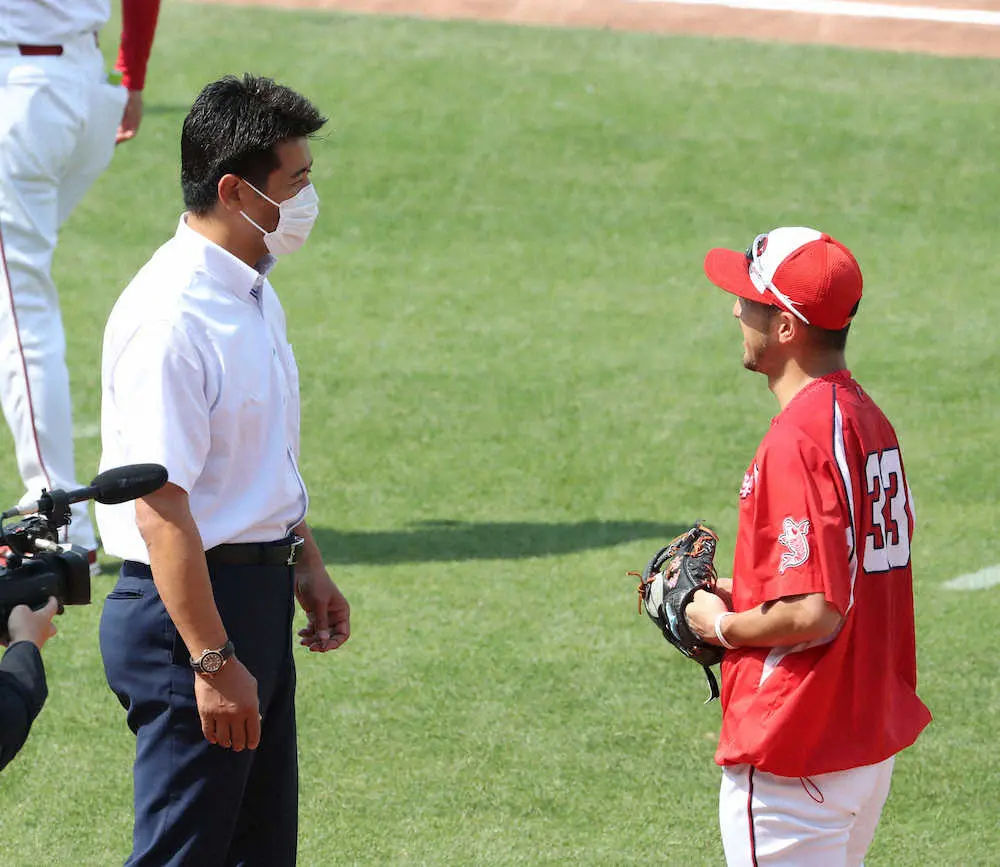 【画像・写真】広島・菊池涼　あるぞ侍1番！視察の稲葉監督“神走塁”にほれた「状況判断も大事。すばらしい」