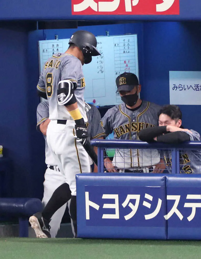 【画像・写真】痛ッタ～　阪神・佐藤輝　左膝に投球直撃で悶絶交代　リーグ戦再開後、初の無安打