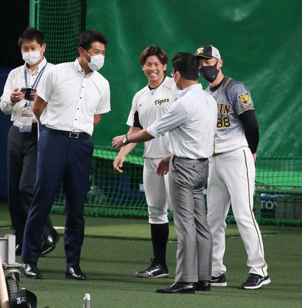 【画像・写真】阪神・梅野　侍・稲葉監督の前で選出“御礼打”&好リードで存在感アピール