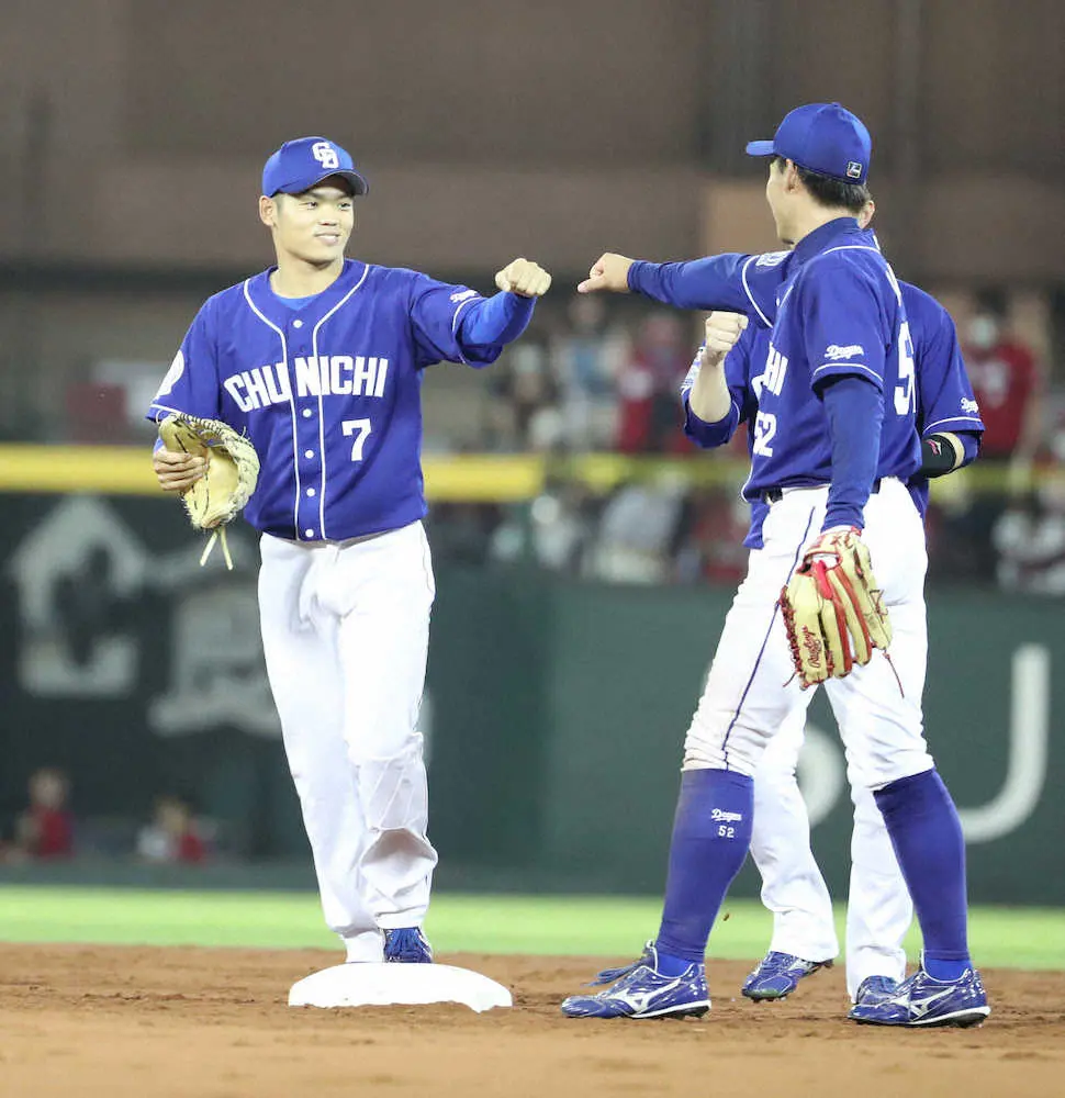 【画像・写真】中日の勝利を締めた「根尾ビーム」　左翼から本塁への好返球で二塁走者を刺してゲームセット