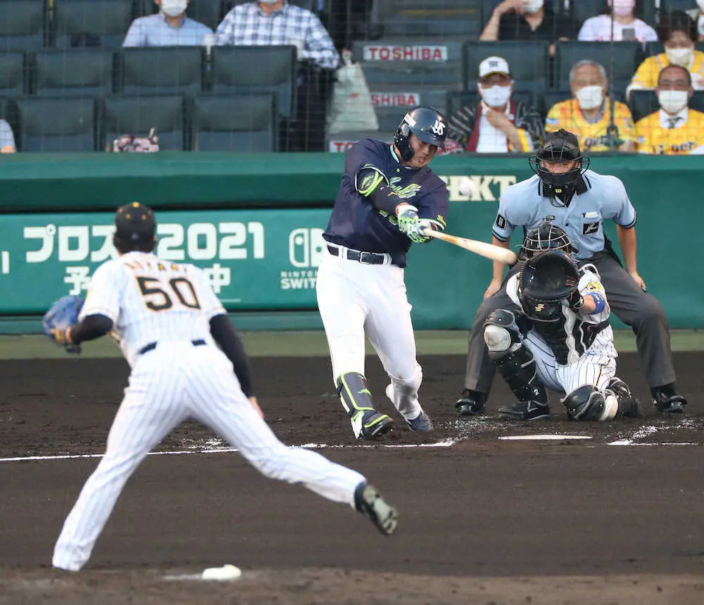 【画像・写真】五輪代表対決　ヤクルト・村上が阪神・青柳から先制23号　「詰まったけど押し込めた」